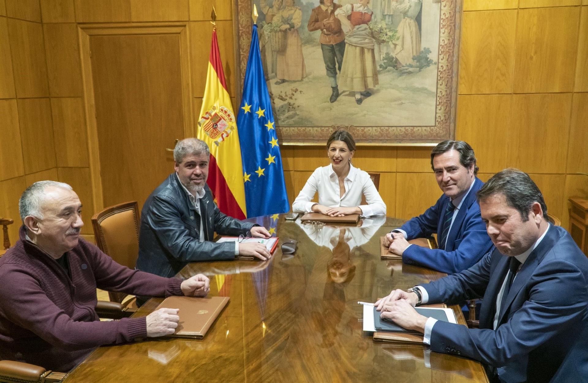 La ministra de Trabajo, Yolanda Díaz, junto a representantes sindicales y de la patornal. Foto: Archivo/EP - 