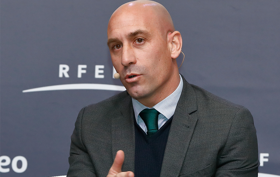 La RFEF también propone cinco cambios por partido de forma excepcional