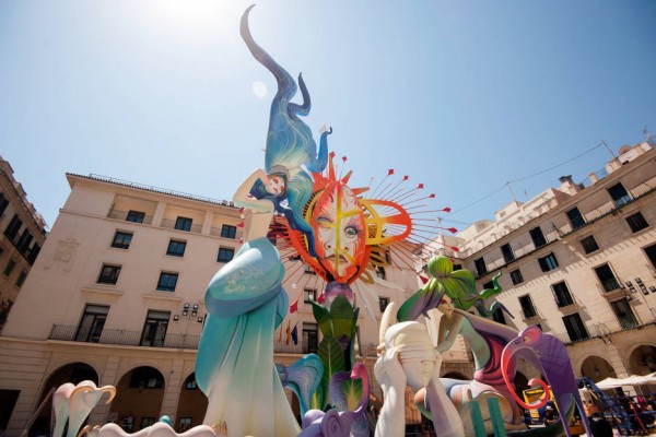 Alicante despliega 535 efectivos para la 'Nit de la Cremà' durante la medianoche del sábado