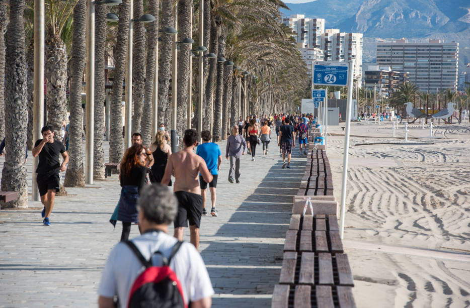 Alicante reabre las playas para paseo y deporte con una regulación por franjas horarias