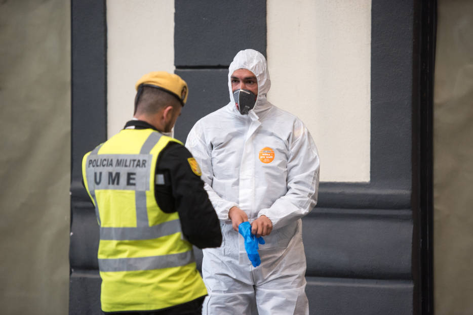 Los miembros de la Unidad Militar de Emergencias (UME) en tareas de desinfección en Alicante. Foto: RAFA MOLINA - 