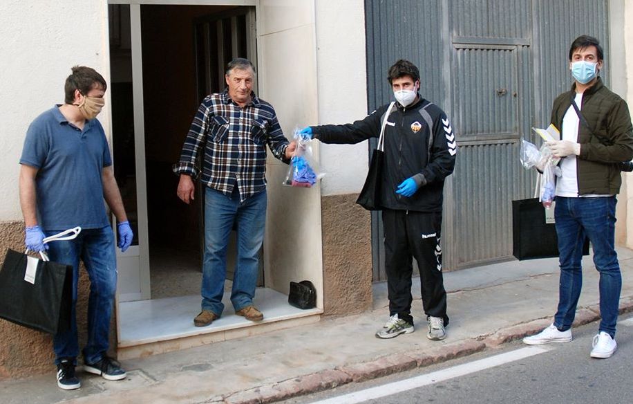 Equipe Cerámicas dona kits higiénicos completos a los vecinos de Figueroles