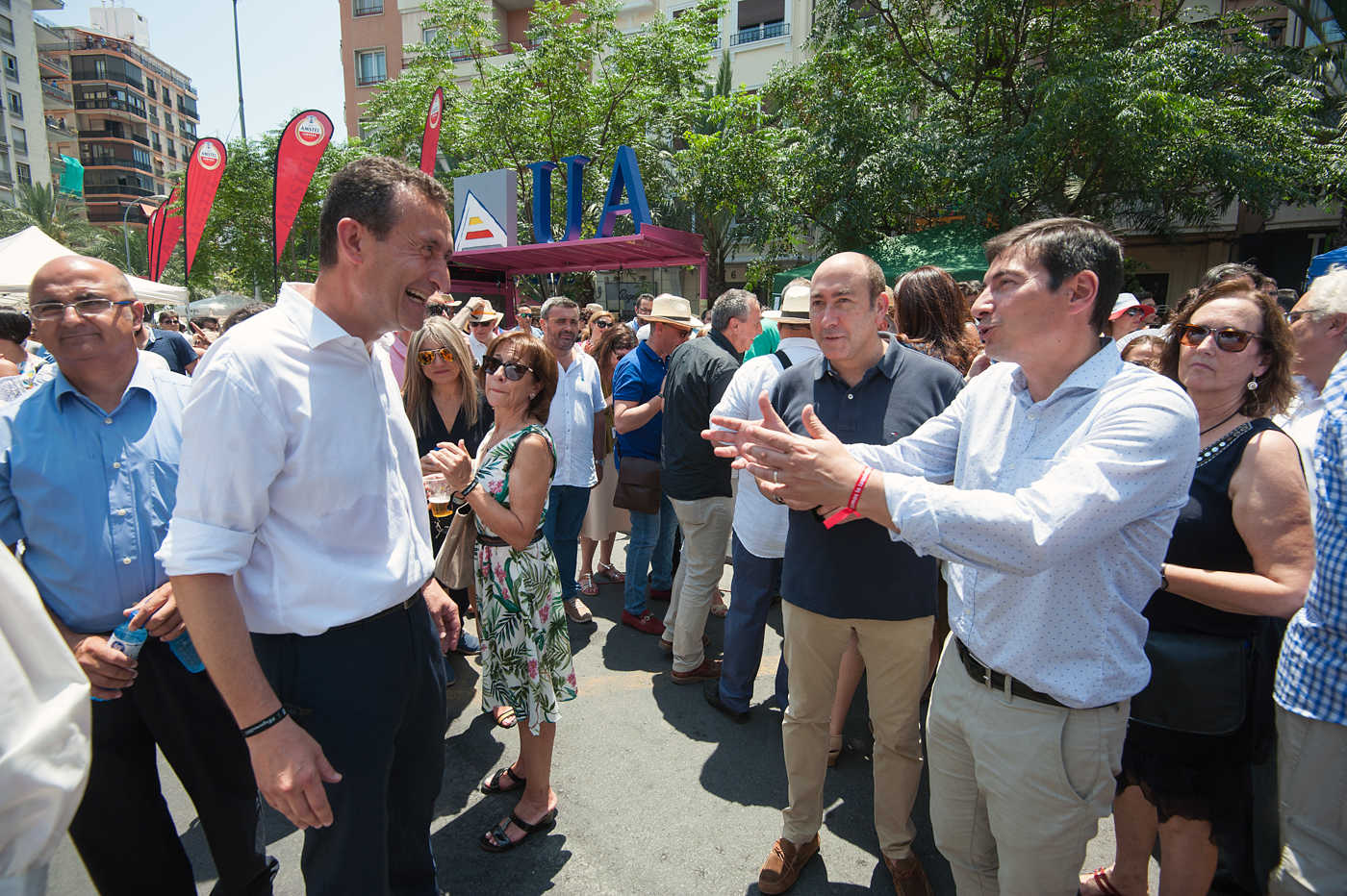 El alcalde de Elche, Carlos González, dialoga con el precandidato de las primarias del PSPV, Rafa García. Foto RAFA  MOLINA  - 
