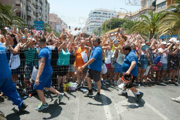 'Mascletà' en blanco y azul: 'estruendo por bandera' en Alicante