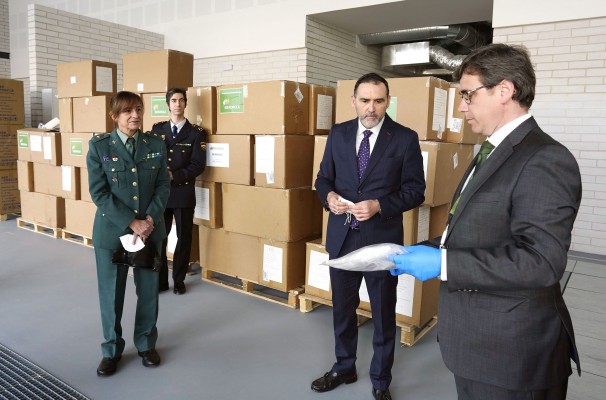 Iberdrola entrega un millón de mascarillas, trajes y gafas de protección a la Policía y la Guardia Civil
