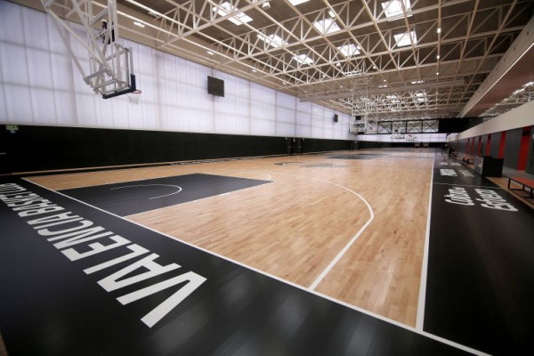La plantilla femenina de Valencia Basket pasa las pruebas médicas y espera volver a entrenar
