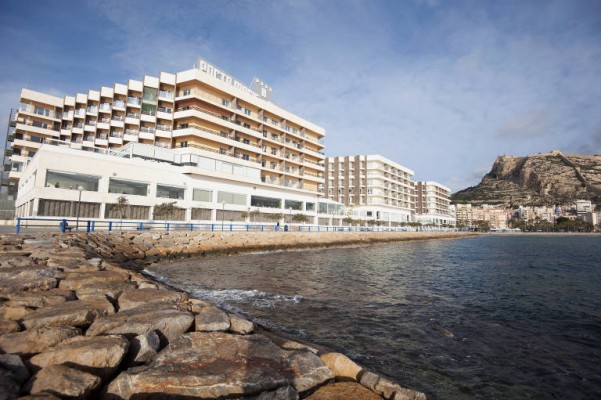 Los hoteles de Alicante inician la formación frente al coronavirus y ya captan reservas para julio