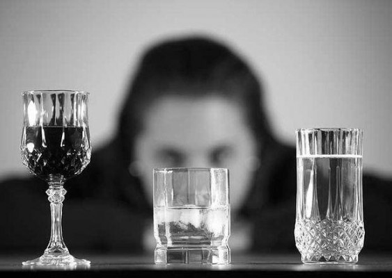 Avisan de que el estrés y la ansiedad por el confinamiento ha aumentado el consumo de alcohol