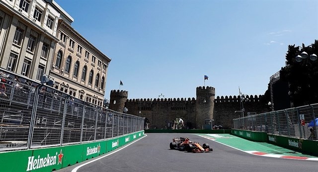 Red Bull empieza mandando en Bakú con Alonso y Sainz lejos de la cabeza