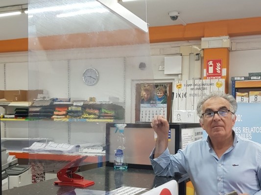 El comercio acopia geles y 'mamparas' de vinilo para reabrir con horario reducido a partir del lunes