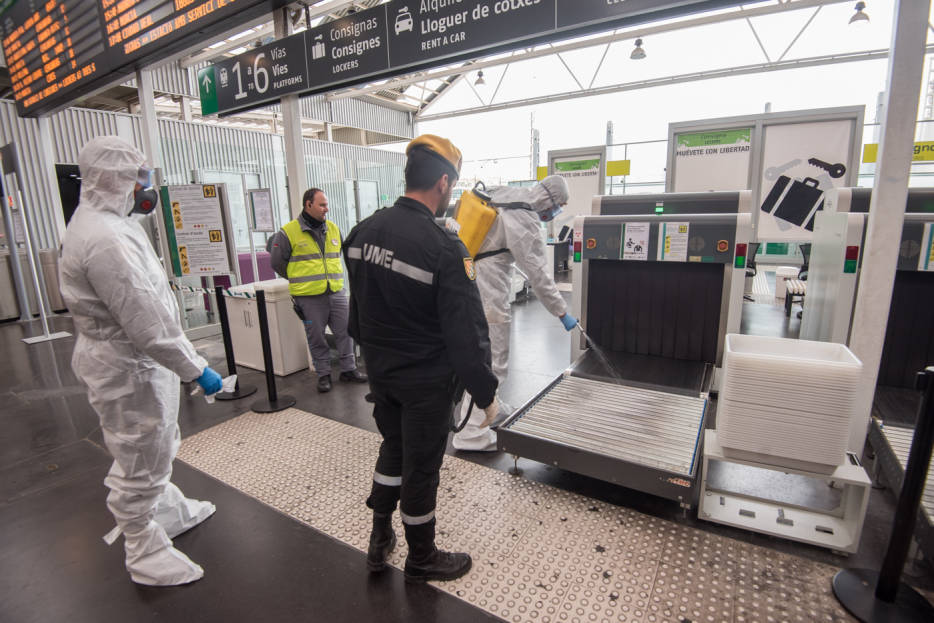 La Unidad Militar de Emergencias (UME) en labores de desinfección en Alicante. Foto: RAFA MOLINA - 