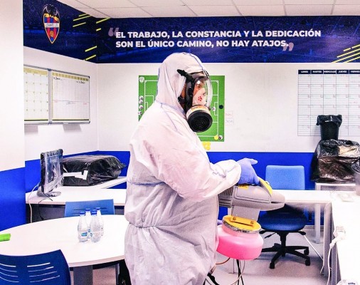 El Levante muestra el proceso de desinfección de la ciudad deportiva
