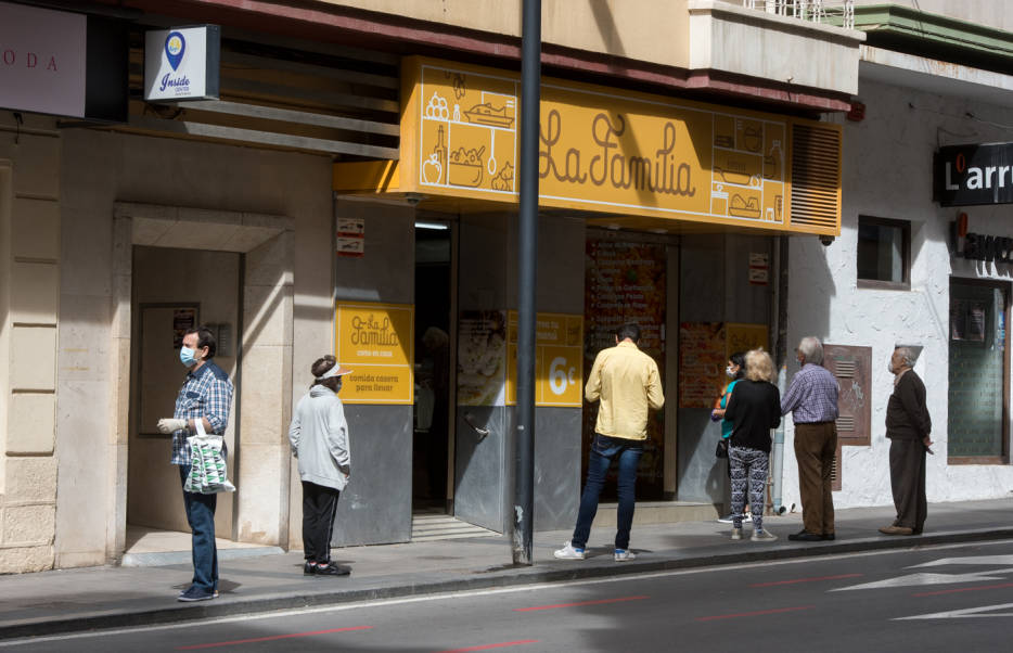 Un establecimiento de comidas para llevar en Alicante el primer día de la Fase 0. Foto: RAFA MOLINA - 