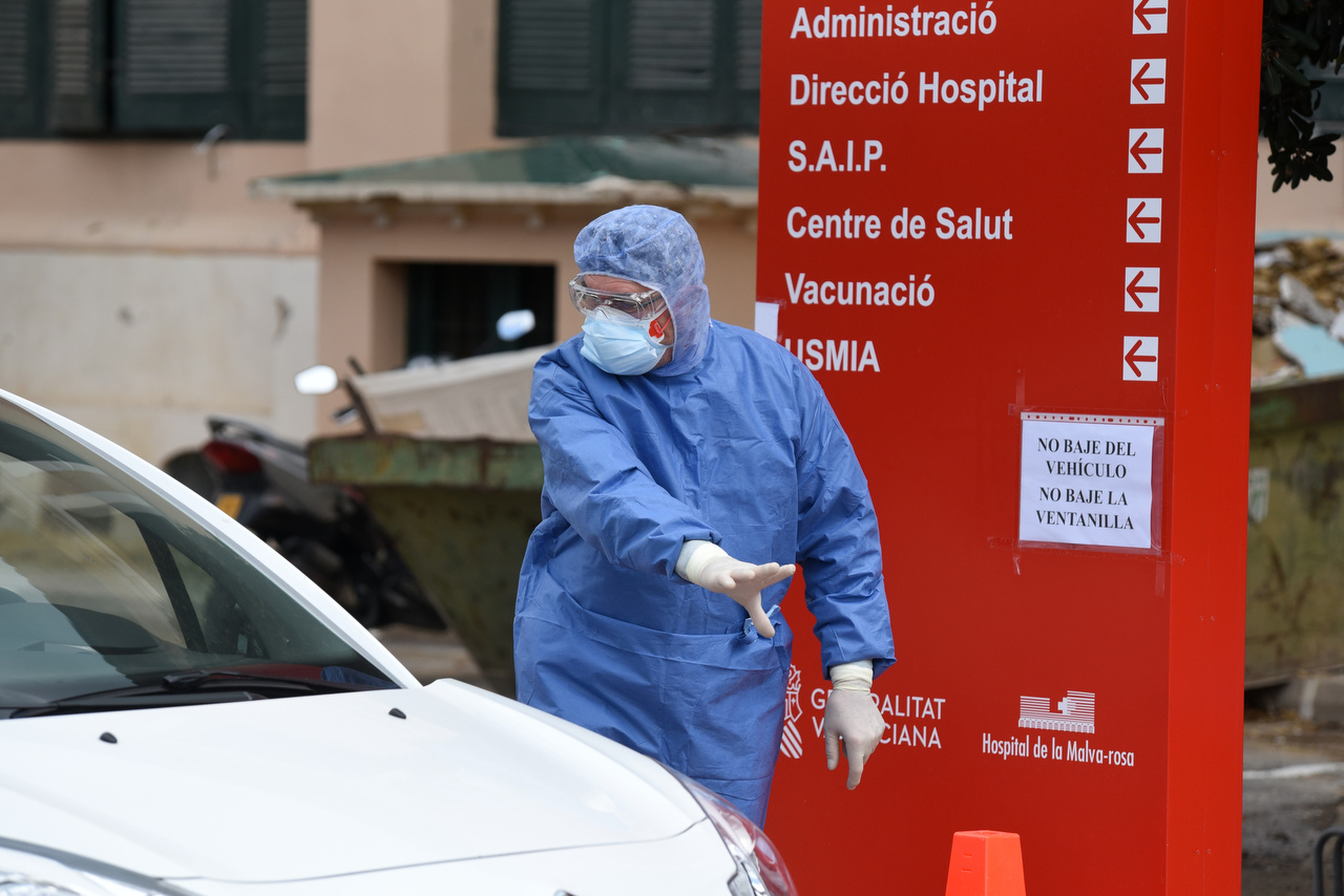 Toma de muestra desde el coche para un test de coronavirus en el Hospital de la Malvarrosa. Foto: EDUARDO MANZANA - 