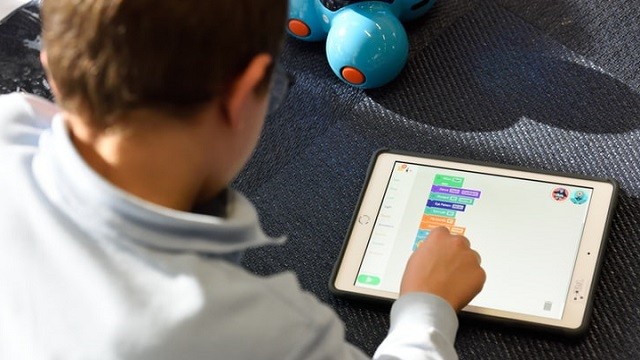 La Conselleria de Educación reparte 784 tablets con Internet a estudiantes sin recursos en Elche