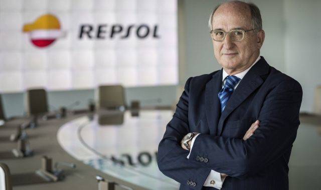 El desplome del precio del petróleo reduce un 27,7% el beneficio trimestral de Repsol