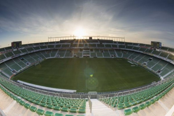 El estadio Martínez Valero se reconvierte parcialmente en sala de extracciones este martes 