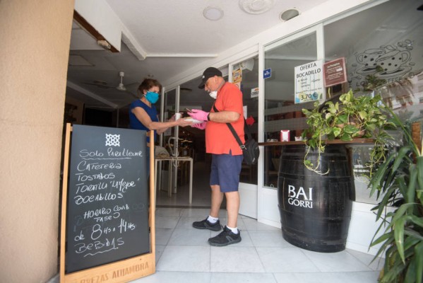 La hostelería de Alicante renuncia a reabrir para la recogida de comidas y se vuelca en ampliar terrazas