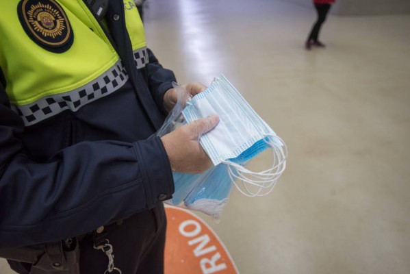 Alicante inicia por buzoneo el reparto de un millón de mascarillas para los vecinos