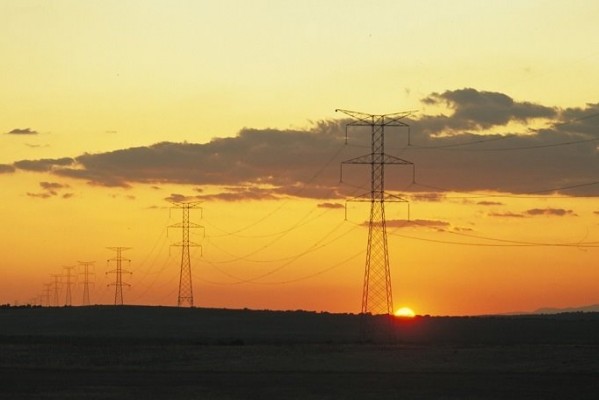 La demanda eléctrica cae más de un 17% en abril, en el primer mes completo de la crisis 