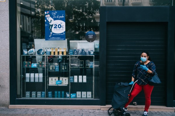 Vuelta a medias del comercio y la restauración: mucha persiana bajada y máxima protección