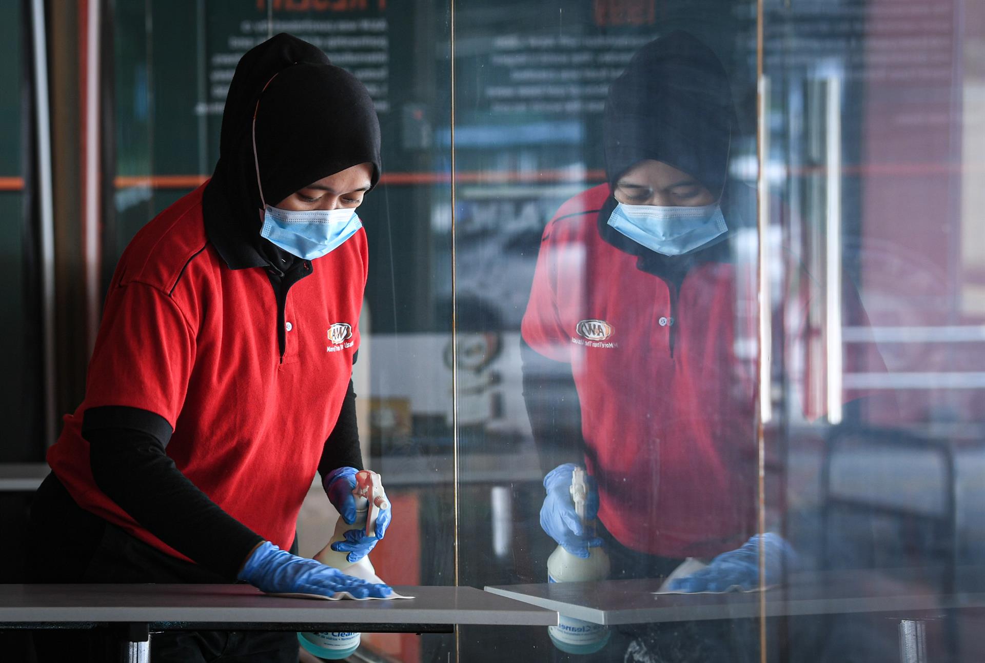 Una trabajadora en un restaurante de Malasia -Foto: Iskandar/BERNAMA/DPA - 