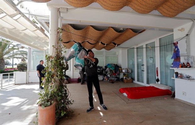 Un restaurante de la playa de València cede su terraza a varios sintecho
