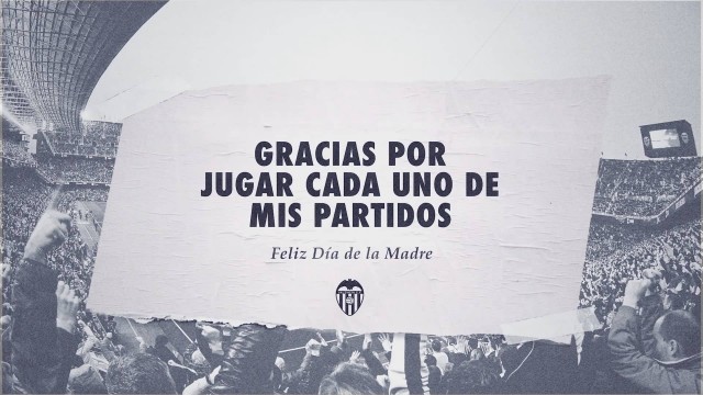 Los jugadores del Valencia felicitan a sus madres