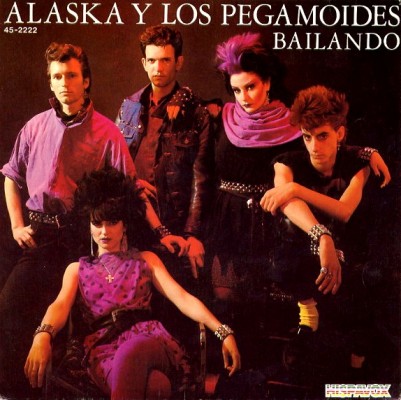 Alaska y los Pegamoides, Bailando, Dallas y la tomatina
