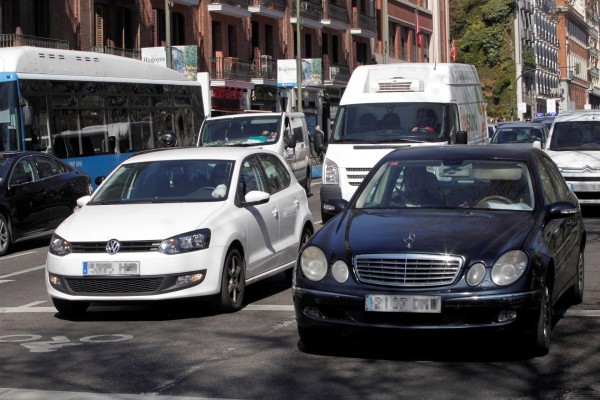 Los coches privados podrán circular llenos si los ocupantes viven juntos a partir del día 11