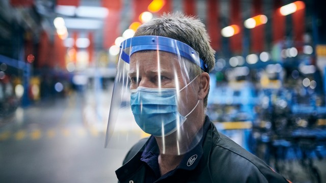  Ford está fabricando mascarillas y protectores faciales para que sus empleados de toda Europa puedan volver a trabajar con seguridad