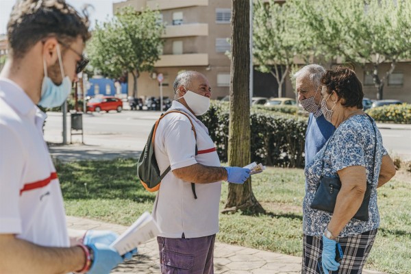 Cerca de 400 voluntarios de Cruz Roja informan sobre distanciamiento en zonas de afluencia de la Comunitat
