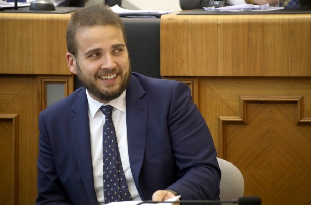 Más Ayuntamiento, por favor