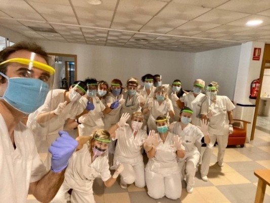 Reparten pantallas faciales y 'salvaorejas' gratis para los comerciantes de Cartagena