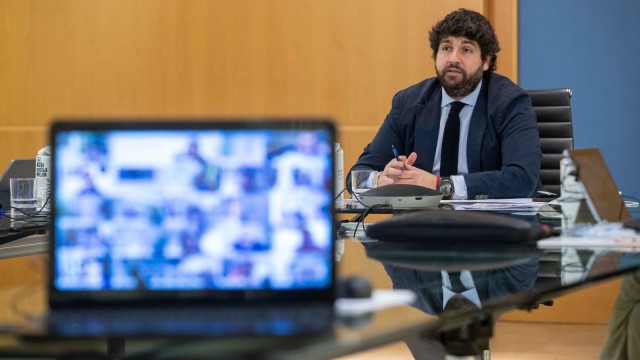 Sánchez vuelve a disgustar a Miras: el murciano lamenta enterarse de las medidas por televisión