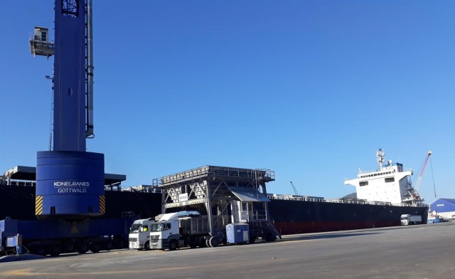 El atraque de un buque 'Panamax' en Cartagena evidencia la necesidad de dar mayor calado a Escombreras