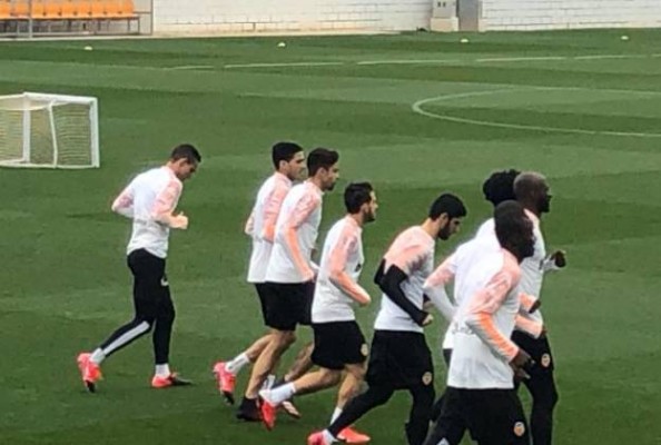 Los jugadores del Valencia cambian la cinta por la calle en primer día de salida
 