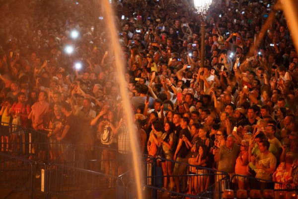 Arde la sátira de los ninots en la noche mágica de las Hogueras de Alicante
