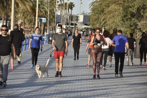Centenares de personas salen a hacer deporte en los paseos: primeras multas por bañarse en la playa