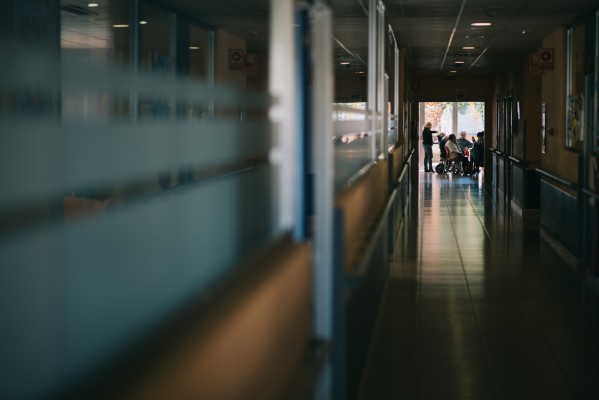 Sanidad prohíbe los paseos y la práctica de deporte a usuarios de residencias de mayores