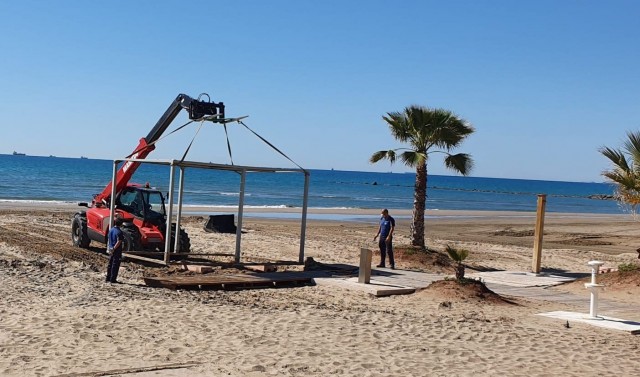 Benicàssim reinicia la rehabilitación de los módulos para personas con movilidad reducida en la playa