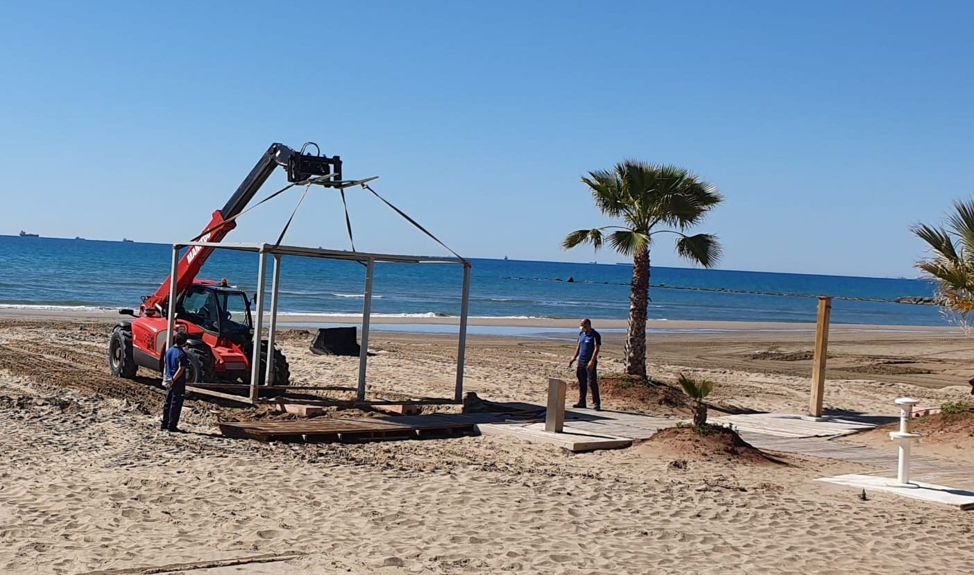 Benicàssim reinicia la rehabilitación de los módulos para personas con movilidad reducida en la playa