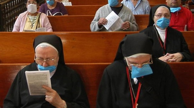 Los obispos recomiendan misas con mascarilla y comunión en silencio hasta el final de la pandemia