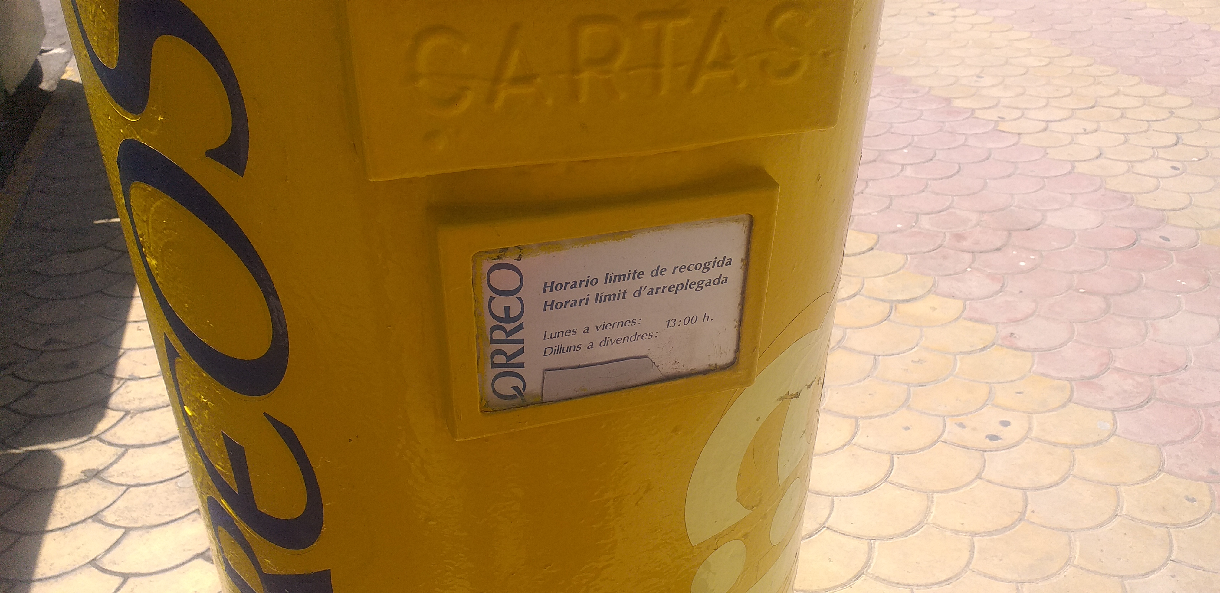 Un buzón de Correos.  - 
