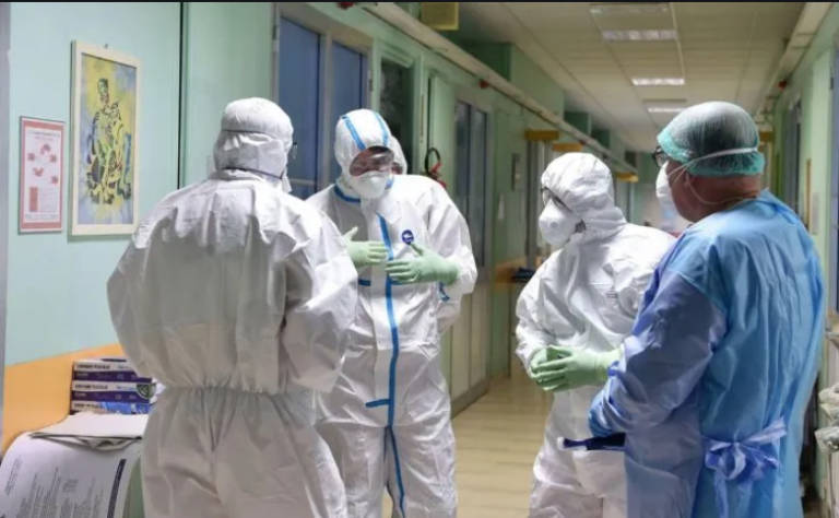 El Colegio de Médicos insiste a Sanidad para que haga test a todos los sanitarios