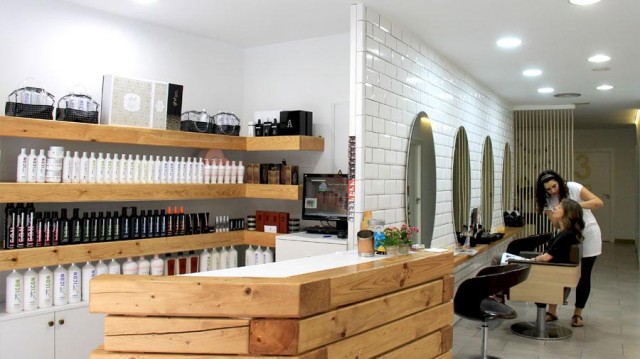 Desescalada dispar: las peluquerías ya tienen lista de espera; la restauración descontenta por las restricciones