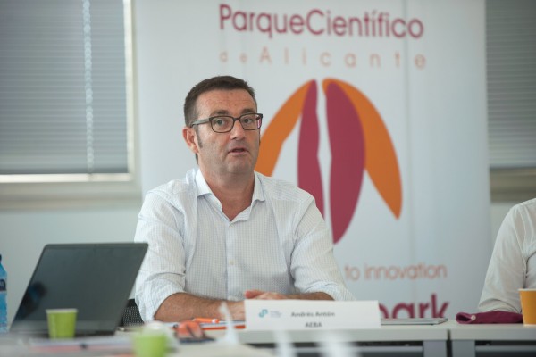 Laboratorios alicantinos ofrecen a Sanidad una producción de 100.000 PCR semanales