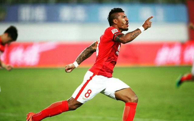 Scolari ve improbable el fichaje del brasileño Paulinho por el Barça