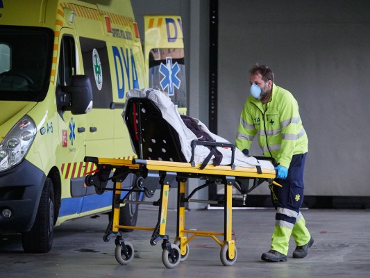 España registra un incremento de las muertes diarias con 325 en las últimas 24 horas
