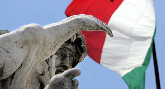 Fitch recorta el 'rating' de Italia y lo deja a un peldaño del 'bono basura'